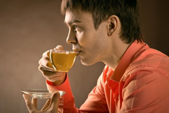 gizon batek belar-tea edaten du prostatitisa tratatzeko